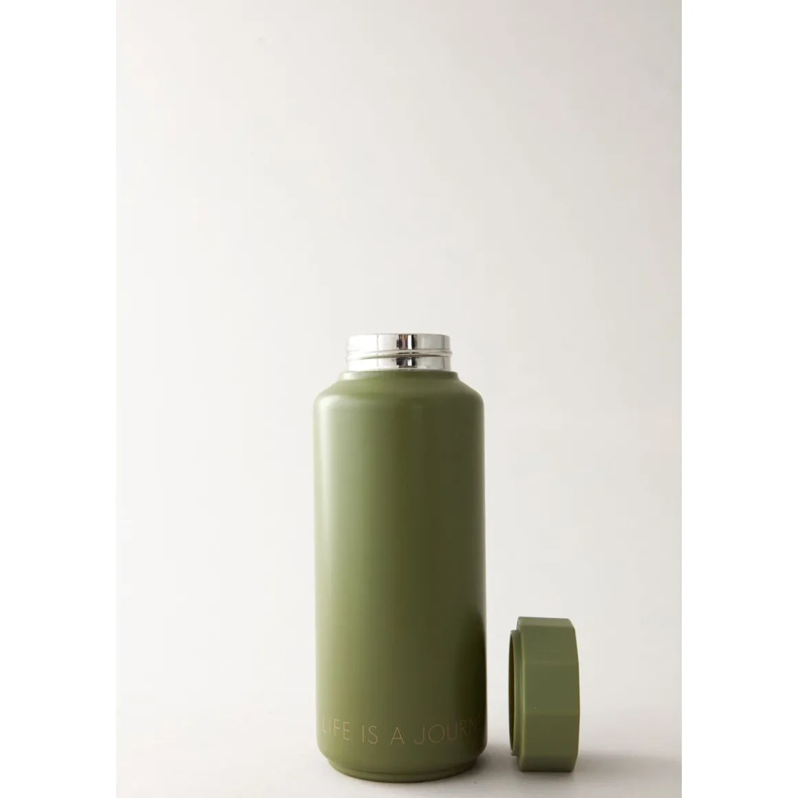 Design LettersThermoflasche 0,5 l Ton-auf-Ton Life is a journey olive